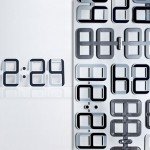 Si fissa al muro con un’unica vite alla quale si aggancia magneticamente.