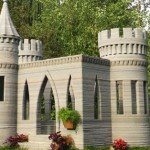 A parte gli interni, il castello è dotato di mura, torri e dettagli in cemento armato.