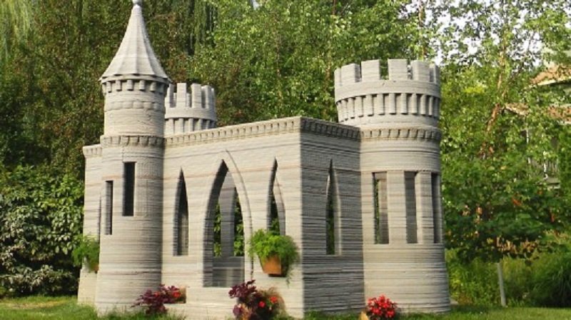 A parte gli interni, il castello è dotato di mura, torri e dettagli in cemento armato.