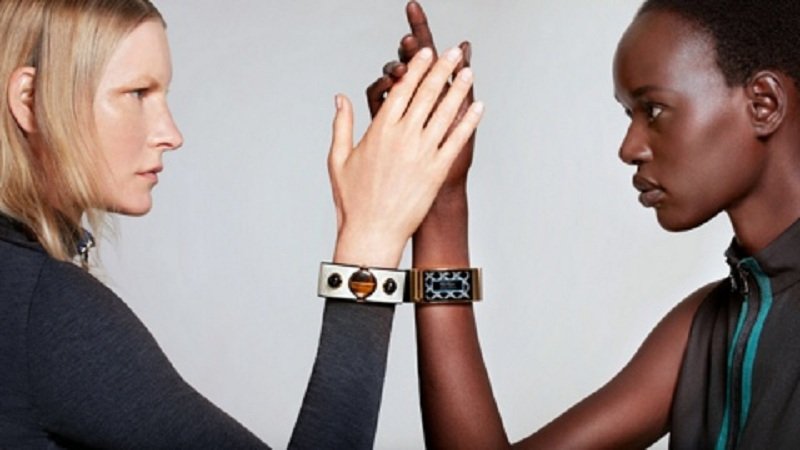Le due modelle che hanno posato con MICA sono Kirsten Owen e Ajak Deng.