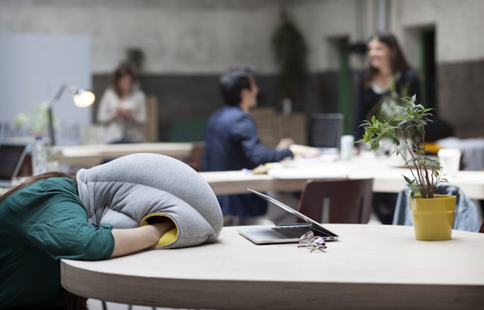 studio-banana-things_ostrichpillow_table_02 Invenzioni assurde per geek rilassati