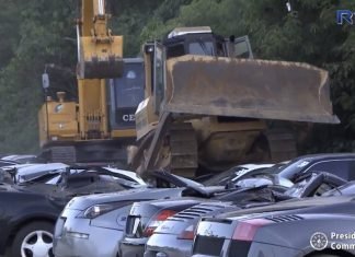 Auto di lusso distrutte nelle Filippine da bulldozer. Sono ben 69. Ecco il motivo