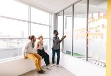 Le apparecchiature essenziali per un ufficio smart: tendenze tecnologiche del 2025