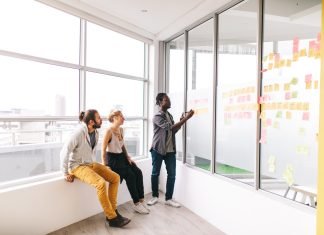 Le apparecchiature essenziali per un ufficio smart: tendenze tecnologiche del 2025