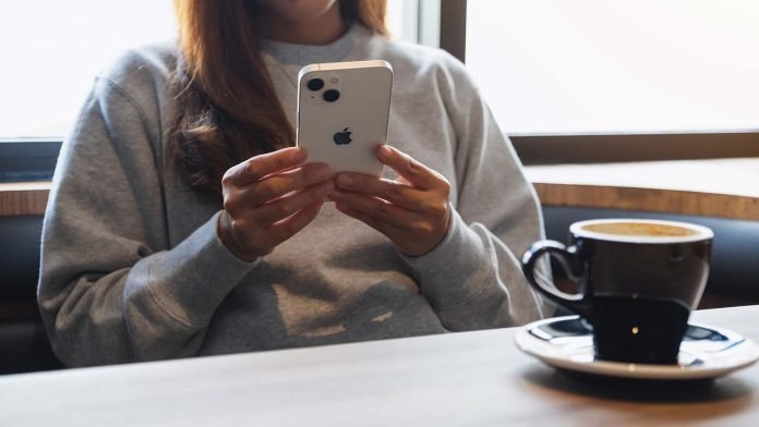 Troppo tempo davanti allo smartphone Troppo tempo davanti allo smartphone