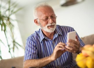 Smartphone per anziani, quali sono i modelli più adatti app più utili per anziani