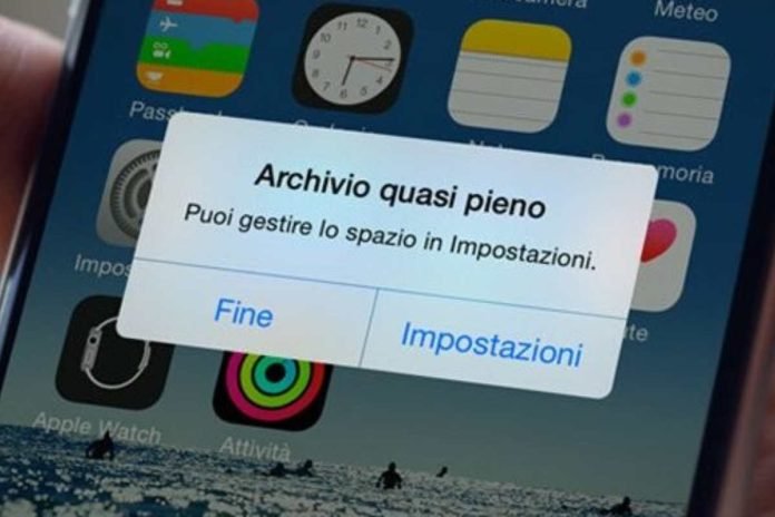 Smartphone troppo pieno di foto, video e app Smartphone troppo pieno di foto, video e app