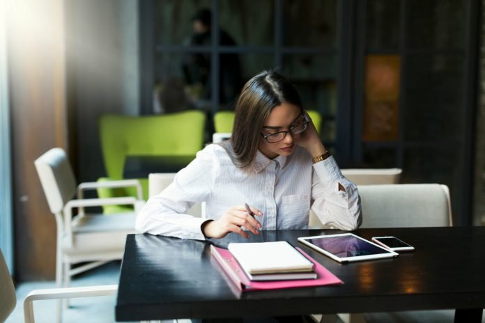 Smart working e affaticamento cognitivo: cosa emerge dagli studi su produttività e benessere professionale Smart working e affaticamento cognitivo: cosa emerge dagli studi su produttività e benessere professionale
