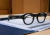 I nuovi occhiali AI non hanno la fotocamera ma ascoltano e riassumono le riunioni: cosa fanno gli Halliday G2 e i dubbi sulla privacy Halliday-G2-Lifestyle-Desk