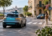 NHTSA propone luci ciano per le auto a guida autonoma: cosa cambierà per chi guida